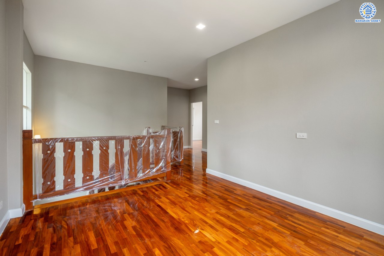 บ้านมือสองตกแต่งใหม่ ม.ลัดดารมย์ วัชรพล แบรนด์ Q.House เนื้อที่ 70.1 ตร.ว. ฟังก์ชัน 3 ห้องนอน 3 ห้องน้ำ จอดรถได้ 2 คัน Facilities ครบครัน บนทำเลเชื่อมต่อหลายเส้นทาง ถ.รามอินทรา ถ.สายไหม และถ.พหลโยธิน ใกล้สนามบินดอนเมือง ทางด่วน "ศรีรัช" และ เซ็นทรัลรามอินทรา...